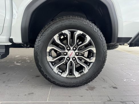 Used 2025 GMC Canyon Denali image 10