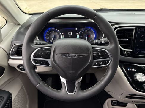 Used 2024 Chrysler Pacifica Touring-L FWD image 14