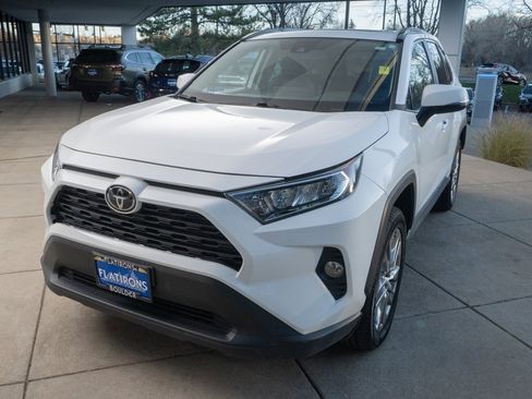 Used 2020 Toyota RAV4 XLE Premium image 3