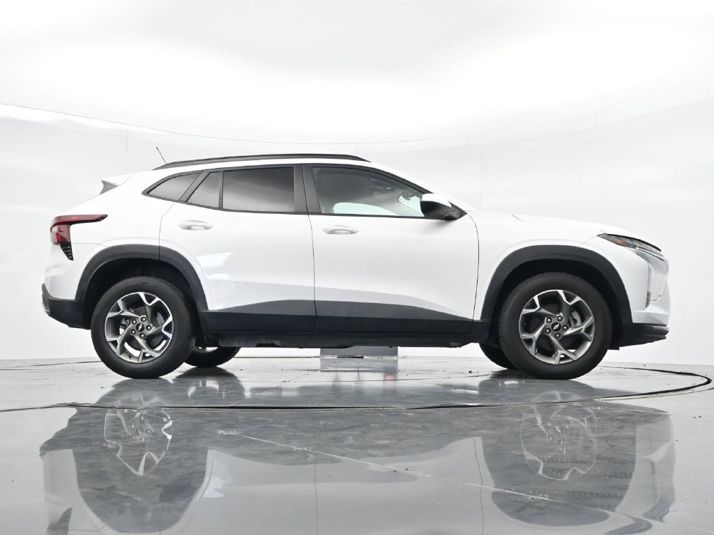 Used 2025 Chevrolet Trax LT FWD image 32
