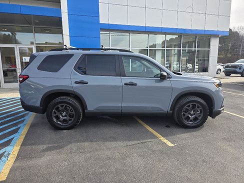 Used 2024 Honda Pilot TrailSport image 9