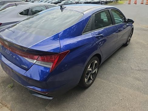 Certified 2023 Hyundai Elantra Limited w/ Preferred Accessory Package FWD image 3