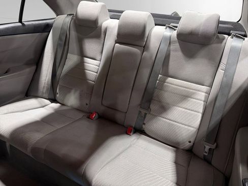 Used 2015 Toyota Camry LE image 19