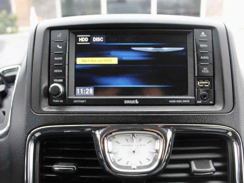 Used 2014 Chrysler Town & Country Touring image 18