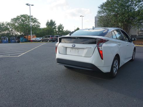 Used 2016 Toyota Prius Three w/ Advanced Technology Package FWD image 3