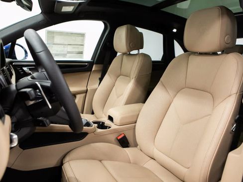 Certified 2025 Porsche Macan image 5