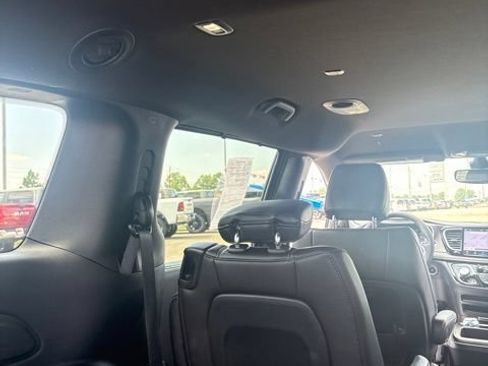 Used 2025 Chrysler Pacifica Select AWD/4WD image 26