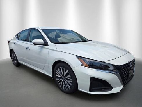 Used 2024 Nissan Altima 2.5 SV w/ SV Premium Package FWD image 5