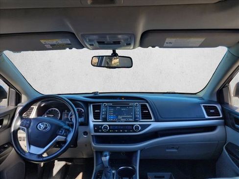 Used 2016 Toyota Highlander XLE image 17