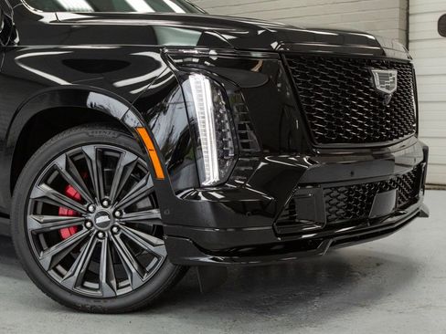 Used 2025 Cadillac Escalade V image 11