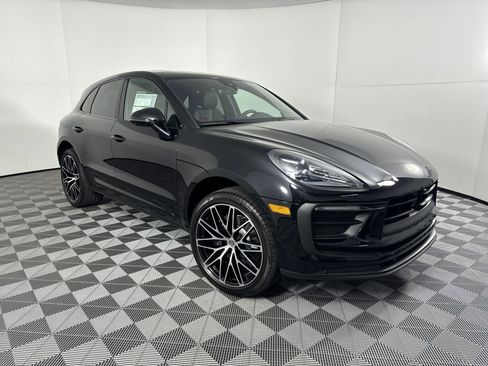 Certified 2025 Porsche Macan image 9