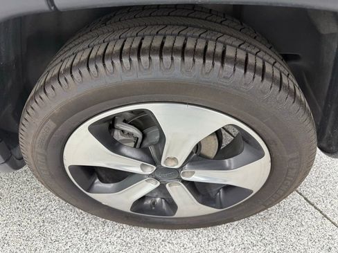 Used 2018 Jeep Compass Latitude w/ Popular Equipment Group FWD image 10