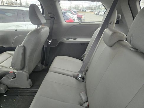 Used 2019 Toyota Sienna XLE w/ XLE Navigation Package image 4