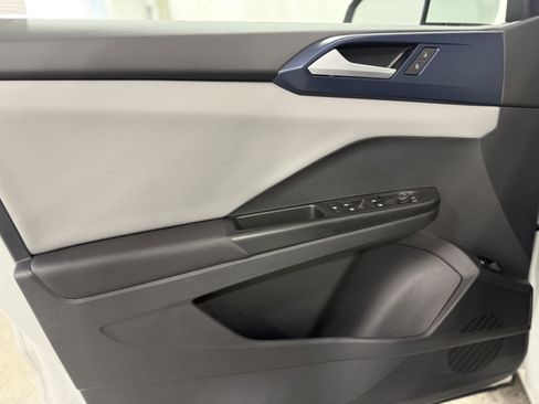 Used 2023 Volkswagen Taos SE w/ Panoramic Sunroof Package image 23