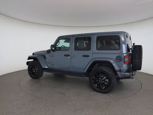 Used 2025 Jeep Wrangler Unlimited Sahara AWD/4WD image 9
