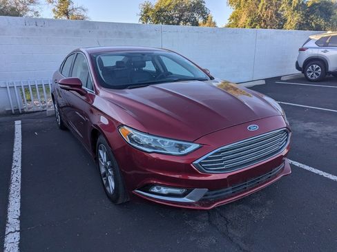 Used 2017 Ford Fusion SE w/ Fusion SE Technology Package image 4