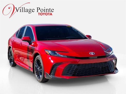 Used 2025 Toyota Camry SE image 3