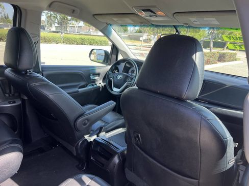Used 2015 Toyota Sienna SE Premium image 20