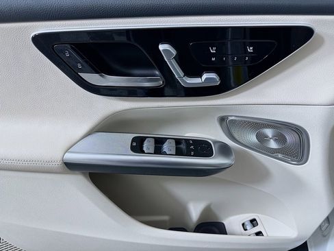 Used 2025 Mercedes-Benz GLC 350e 4MATIC image 18