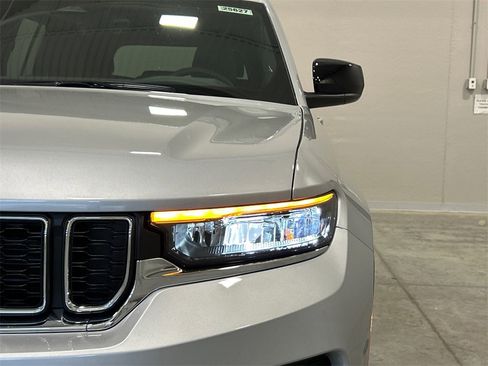 New 2025 Jeep Grand Cherokee 4WD image 10