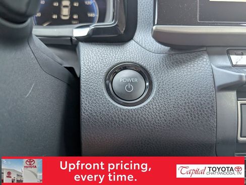Used 2025 Toyota Camry XLE AWD/4WD image 19