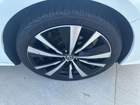 Used 2019 Nissan Altima 2.5 SR FWD image 12