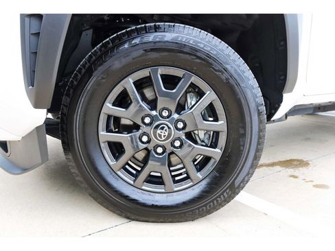 Used 2025 Toyota 4Runner SR5 AWD/4WD image 29