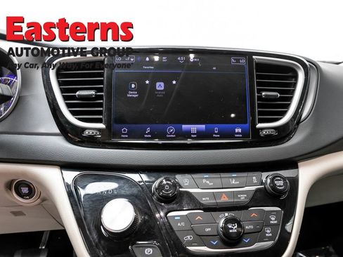 Used 2023 Chrysler Pacifica Touring-L FWD image 12