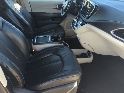 Used 2021 Chrysler Pacifica Touring-L w/ Uconnect Theater Family Group image 25