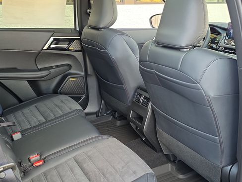 New 2026 Mitsubishi Outlander SE image 30