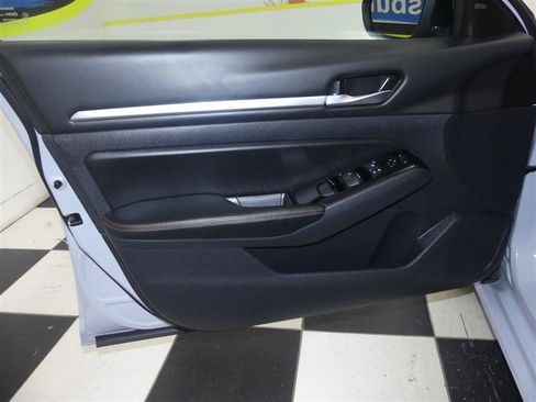 Used 2024 Nissan Altima 2.5 SR FWD image 23