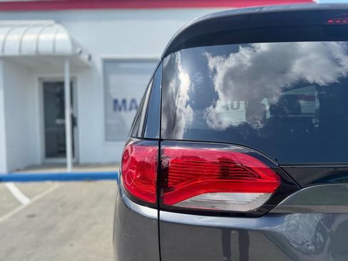 Used 2019 Chrysler Pacifica Touring-L FWD image 26