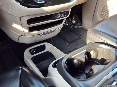 Used 2023 Chrysler Pacifica Touring-L image 9