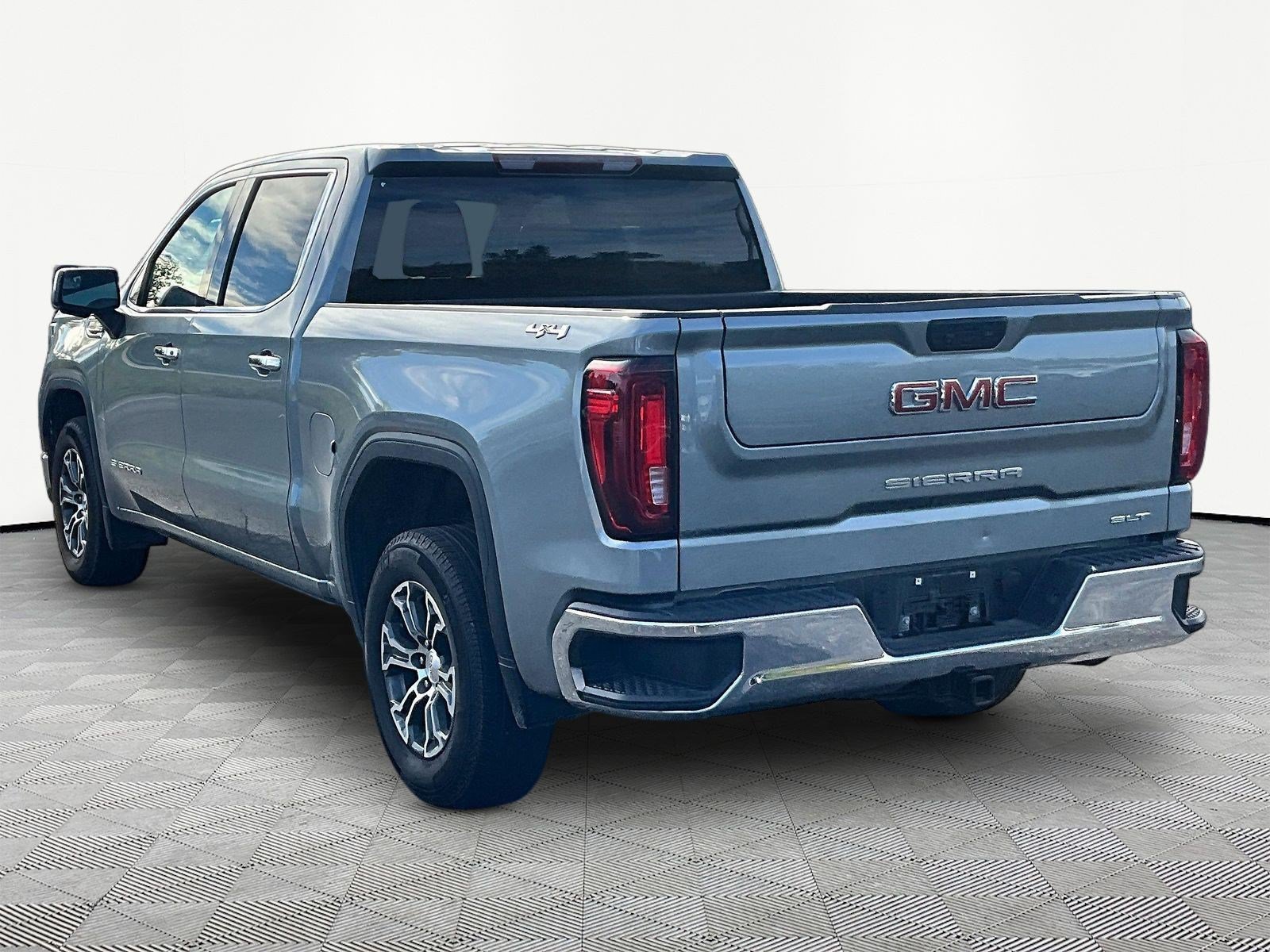 Used 2025 GMC Sierra 1500 SLT AWD/4WD image 4