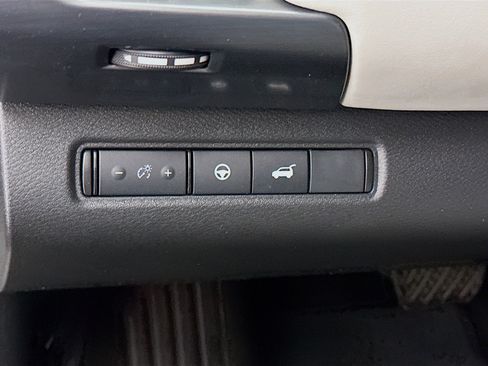 Used 2023 Nissan Pathfinder SL w/ Black Appearance Package AWD/4WD image 17