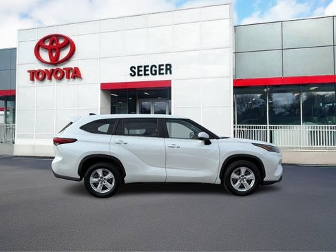 Used 2023 Toyota Highlander LE image 2