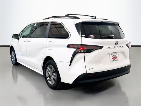 Used 2025 Toyota Sienna LE image 6