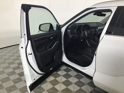 Used 2023 Toyota Highlander Platinum image 10