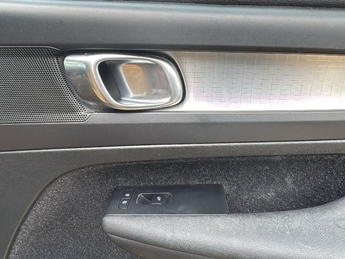 Used 2020 Volvo XC40 T5 Momentum w/ Protection Package Premier image 31