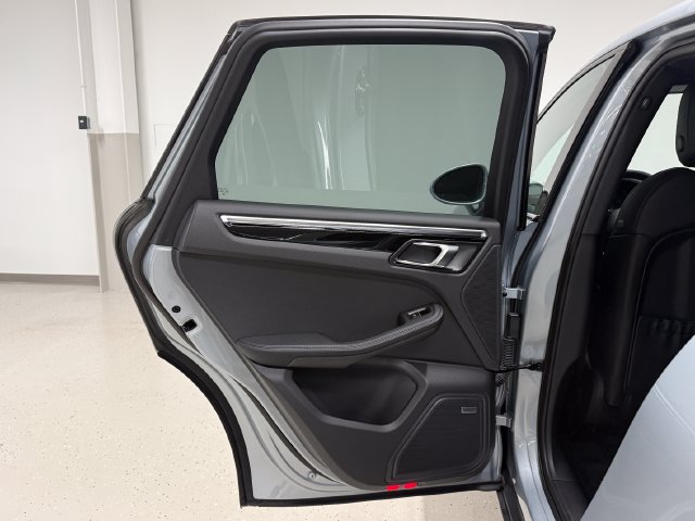 Certified 2024 Porsche Macan AWD/4WD image 35