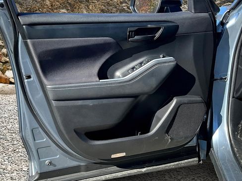 Used 2022 Toyota Highlander LE image 21