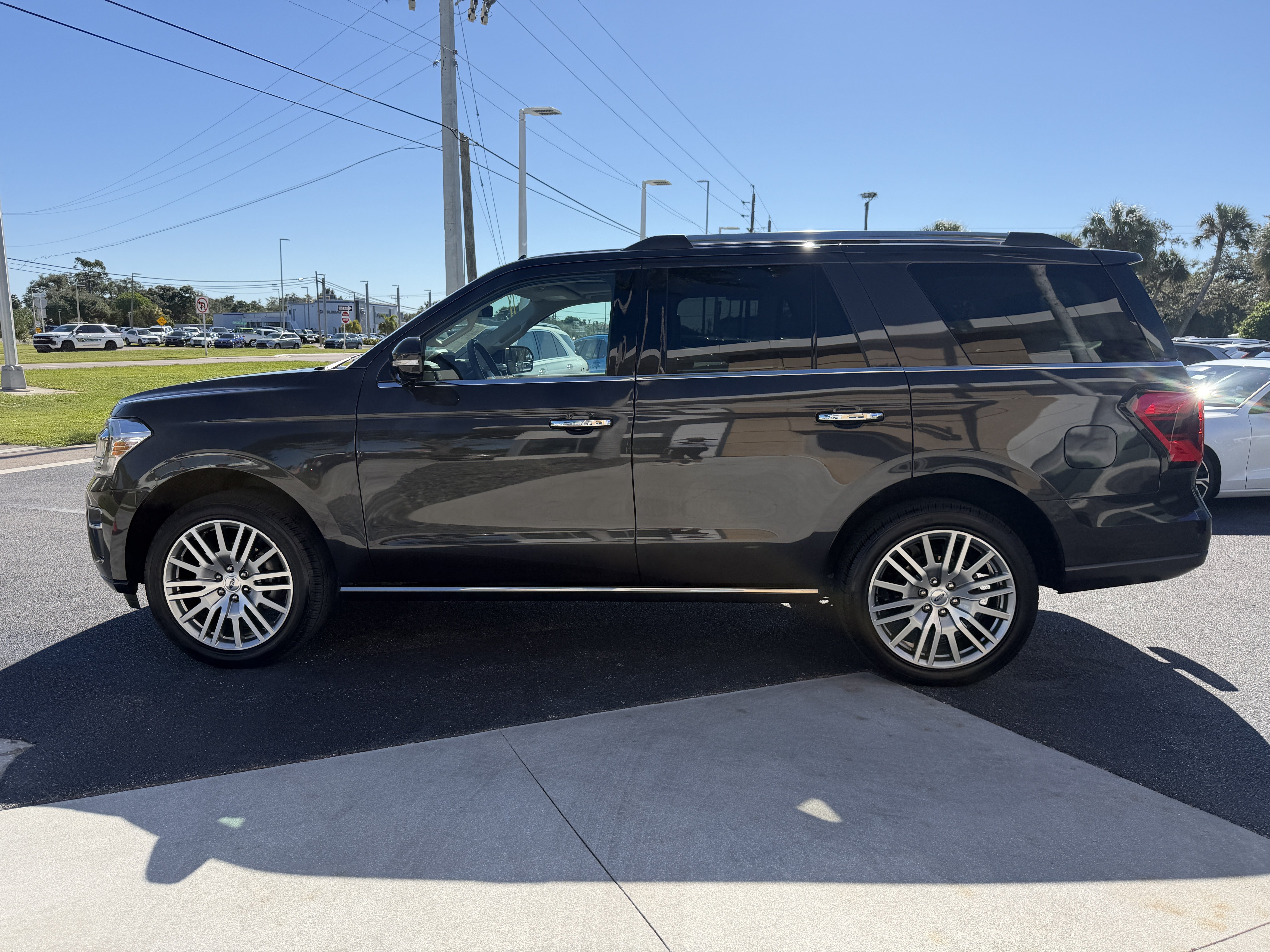 Used 2023 Ford Expedition Limited AWD/4WD image 6
