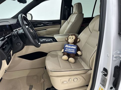 Used 2024 Cadillac Escalade Premium Luxury w/ Performance Package image 20