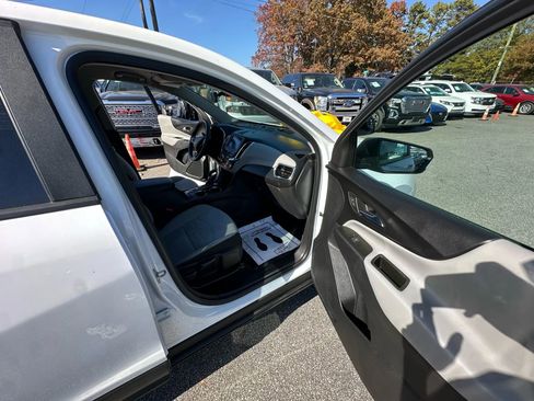 Used 2022 Chevrolet Equinox LS w/ LS Convenience Package image 17