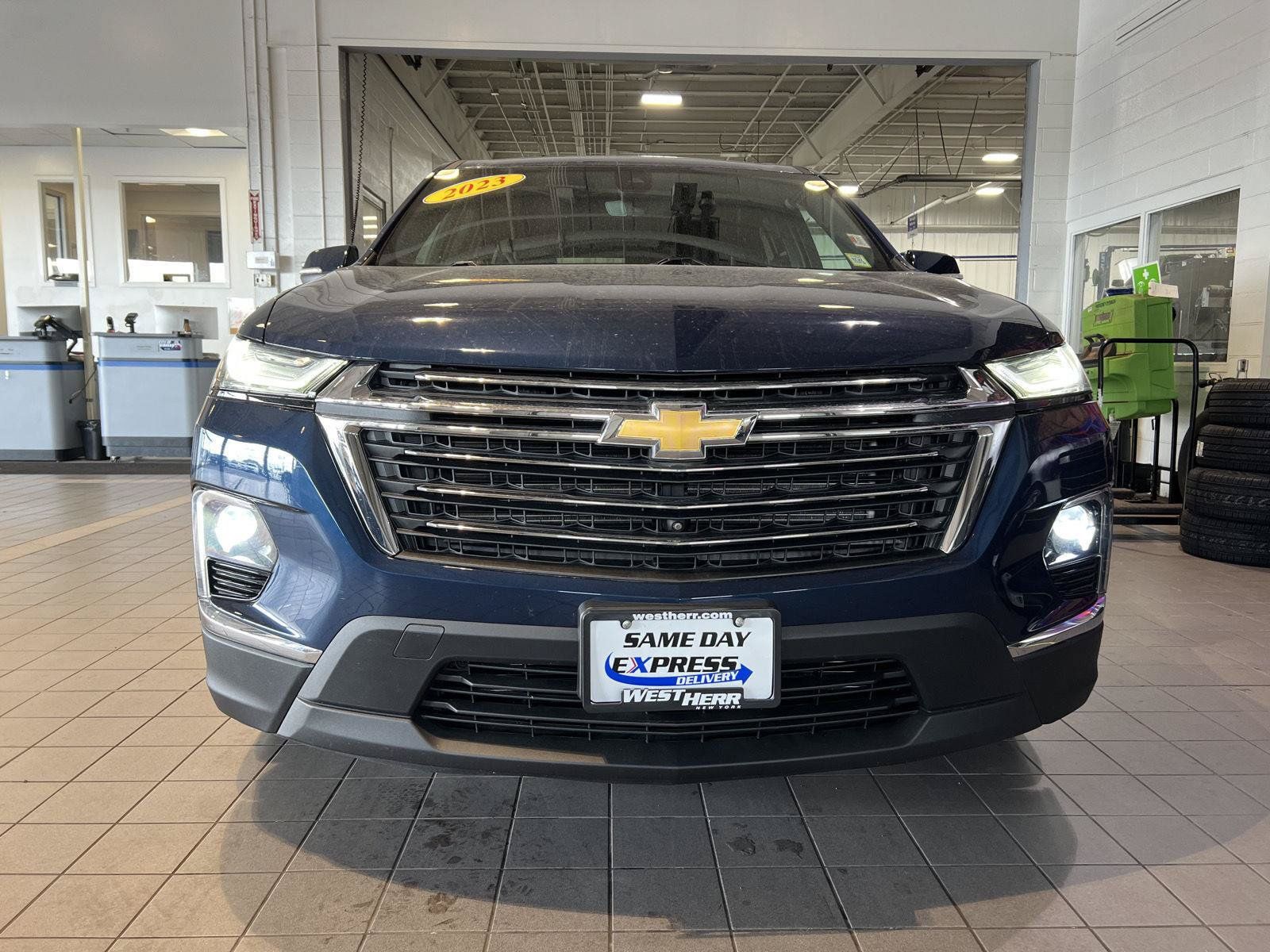 Used 2023 Chevrolet Traverse LT w/ Rear Camera Mirror Package AWD/4WD image 2