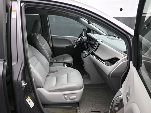 Used 2016 Toyota Sienna XLE image 9