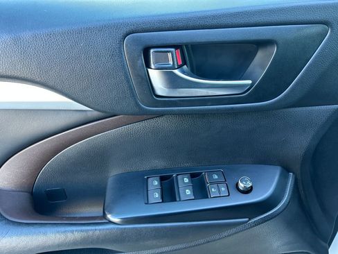 Used 2019 Toyota Highlander XLE image 23