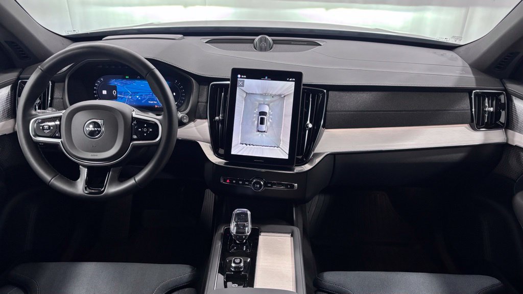 Certified 2025 Volvo XC90 B6 Ultra AWD/4WD image 2