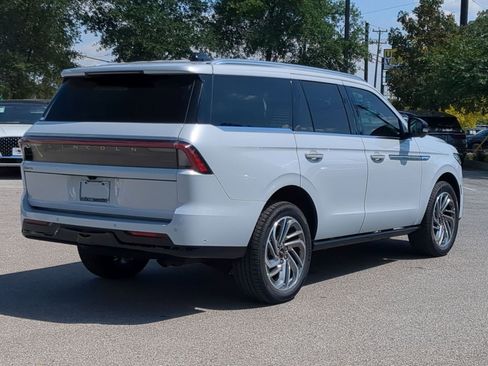 New 2025 Lincoln Navigator Reserve AWD/4WD image 3