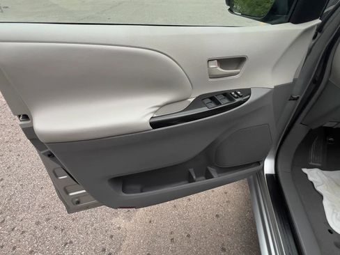 Used 2011 Toyota Sienna LE w/ Towing Pkg FWD image 22